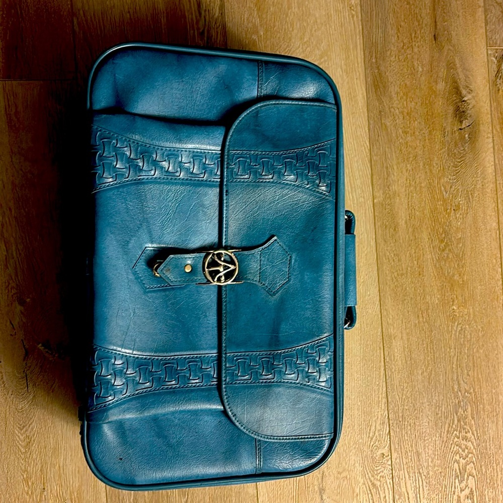 1978 American Tourist Blue Suitcase 22” x 14” Beautiful!